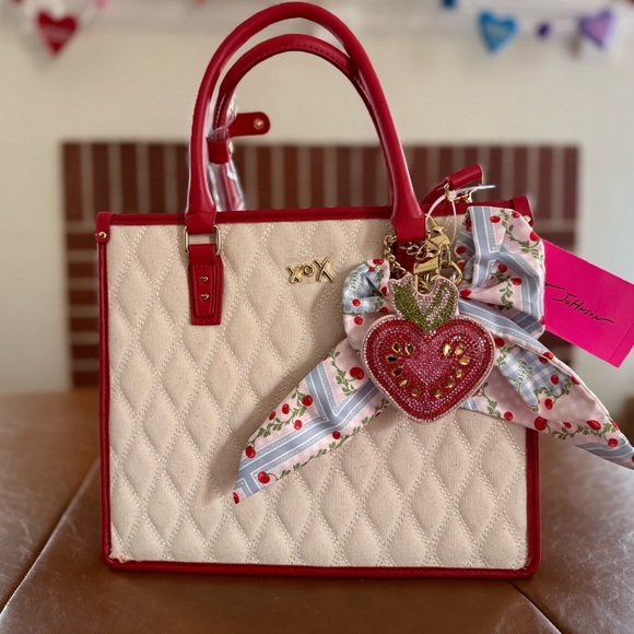 Betsey Johnson 🍅 NWT Beautiful Red and Cream Quilted Tote Bag with Keychain - Picture 3 of 3